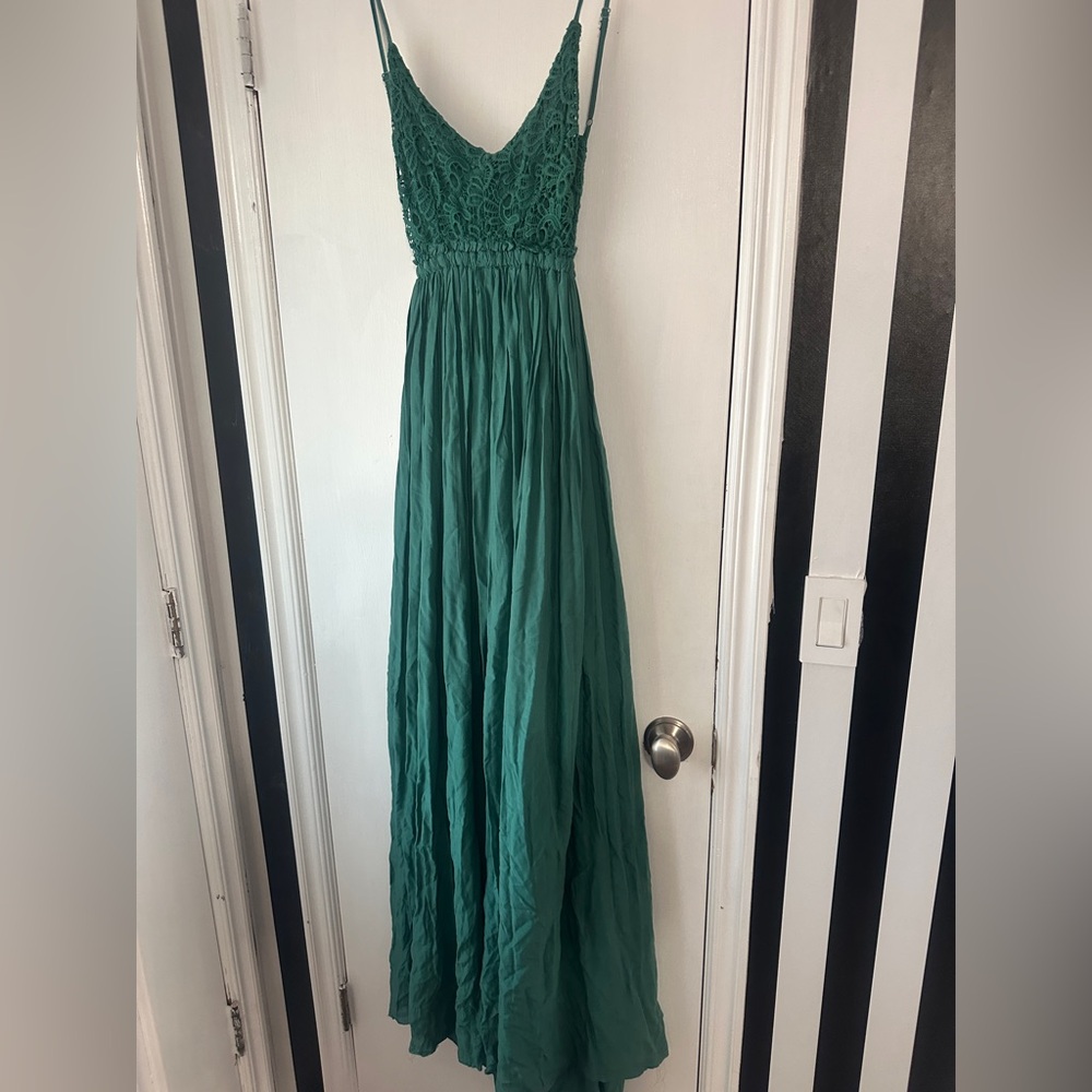 Boutique Emerald Green Lace Maxi Dress – Size Medium (NWT)